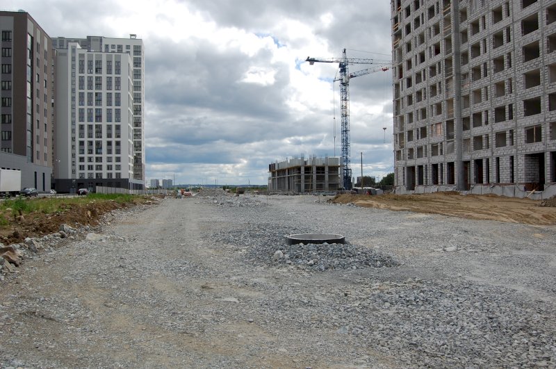 Стройка в разгаре: в екатеринбургском Академическом прокладывают новые дороги